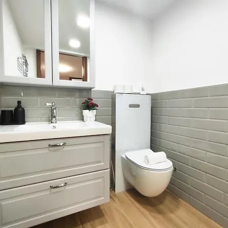 Joivy Sofia Wonderful 2-bed Flat With Views * Комо